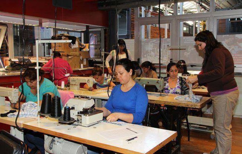 Alrededor de 8 mil personas se capacitan en oficios