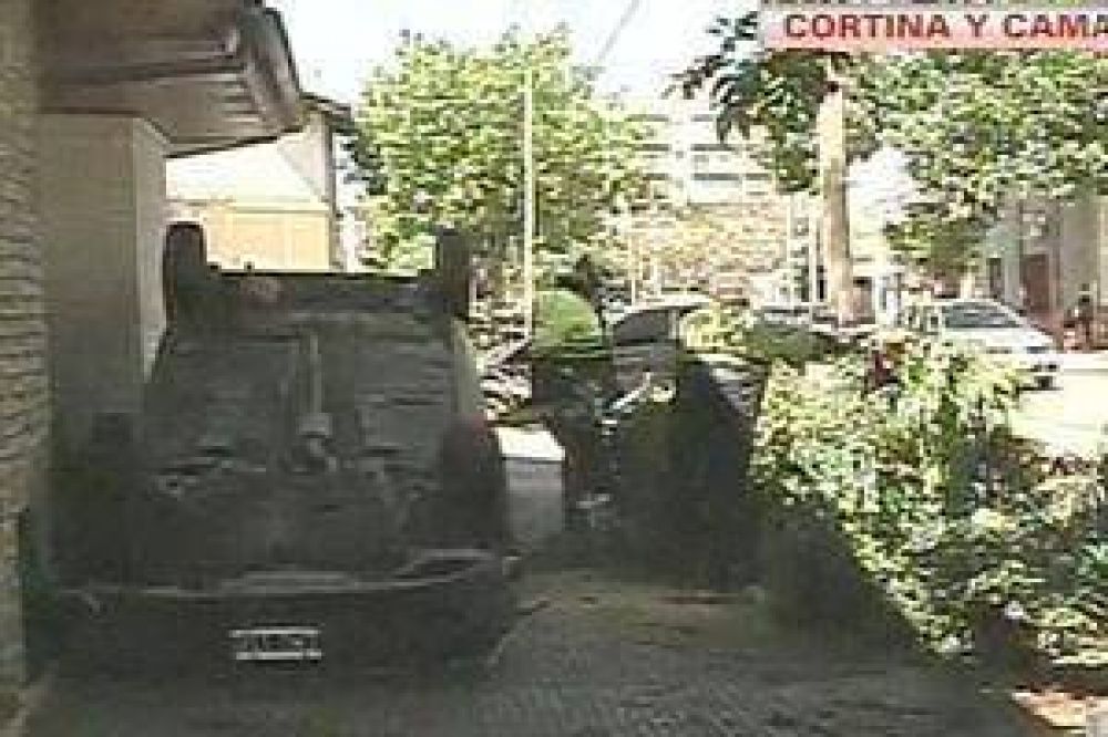 Un auto volc� y termin� a poco cent�metros de una casa