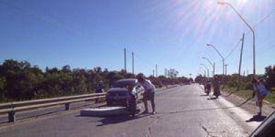Ins�lito: un colch�n tumb� a dos motociclistas