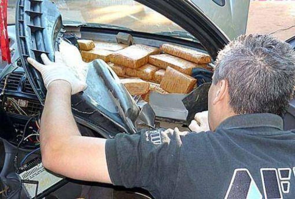 Ten�a marihuana escondida hasta en el torpedo del auto