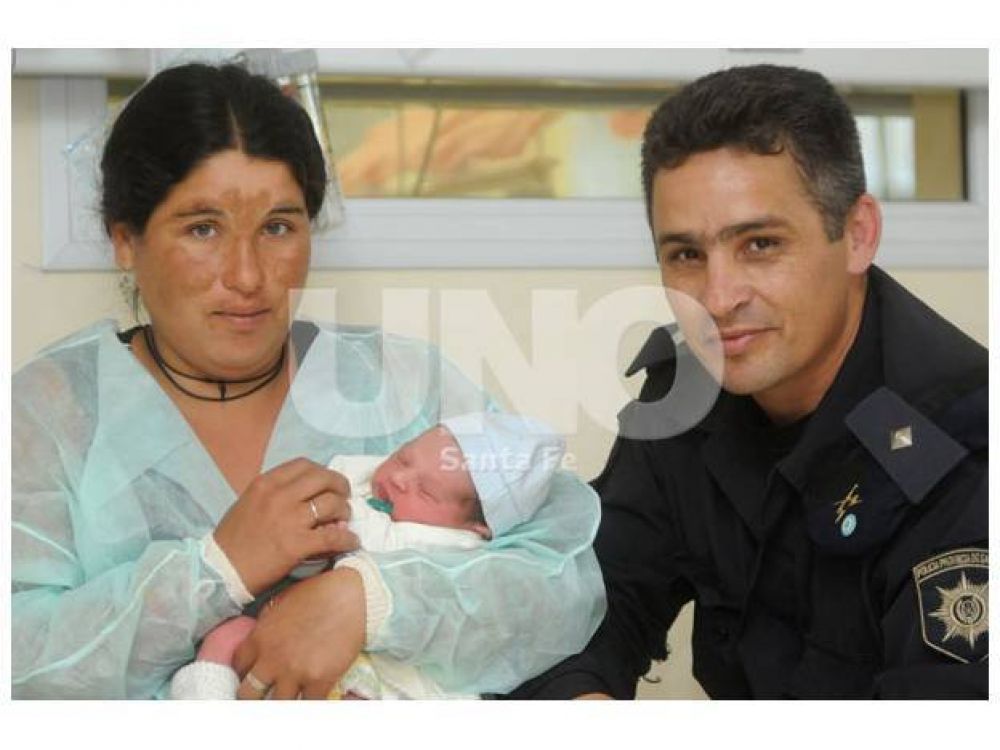 Un polic�a fue el partero de un beb� llamado Carlos Monz�n