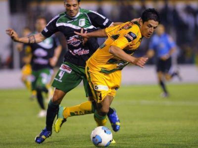 Defensa aplast� a Sportivo y qued� a uno de Banfield