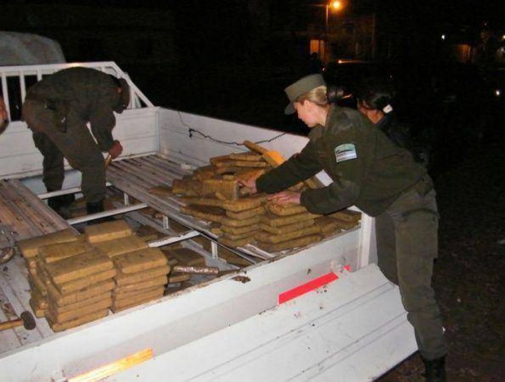 Gendarmer�a decomis� 400 kilos de marihuana ocultos en un falso piso de una camioneta