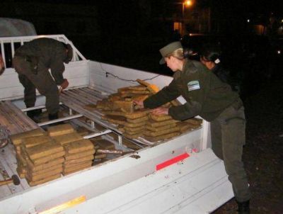 Gendarmer�a decomis� 400 kilos de marihuana ocultos en un falso piso de una camioneta