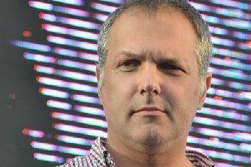 SIN LA PRESENCIA DEL FPV, UCR Y EL PJ:BUZZI TOMA JURAMENTO AL NUEVO GABINETE