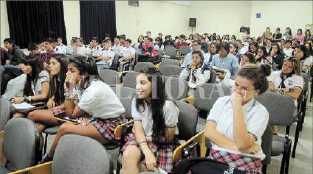 Unos 450 estudiantes secundarios exponen sus investigaciones