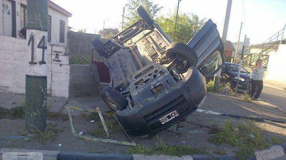 Choque y vuelco en las 194 Viviendas de Km 8