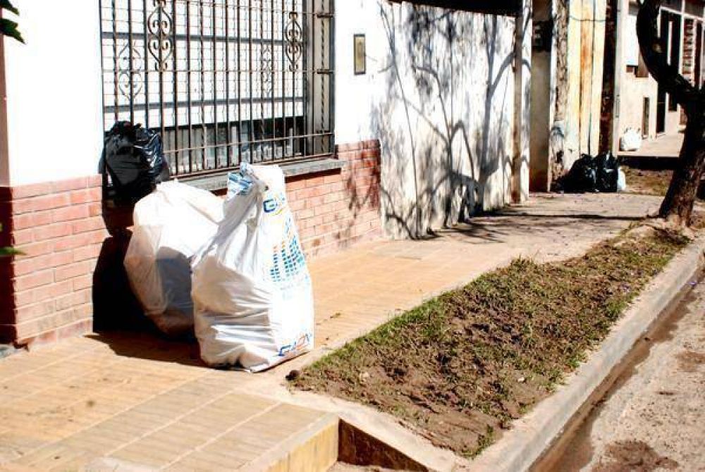 Trabajan para limpiar y desinfectar las casas