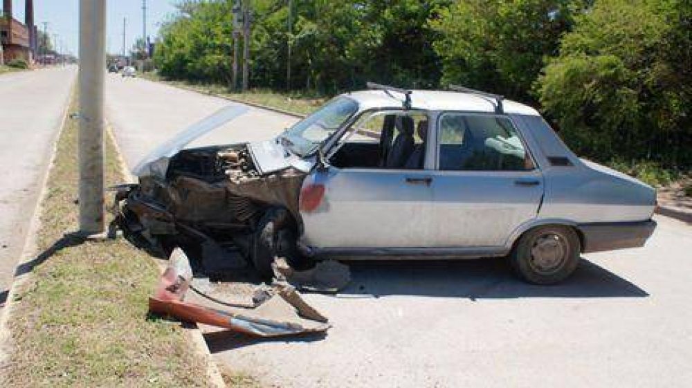 Un auto choc� violentamente contra columna del alumbrado 