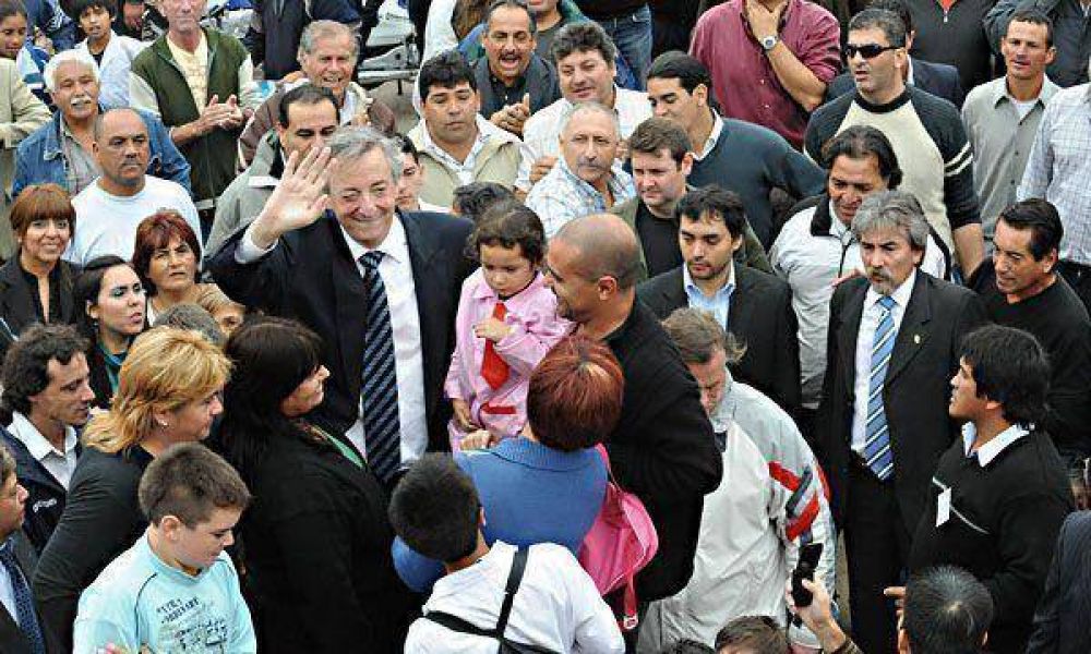 Kirchner visita la papelera Massuh junto a parte del Gabinete