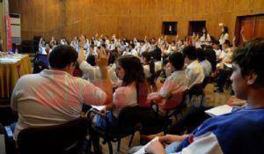 Simularon una sesi�n del Senado en la UCSE