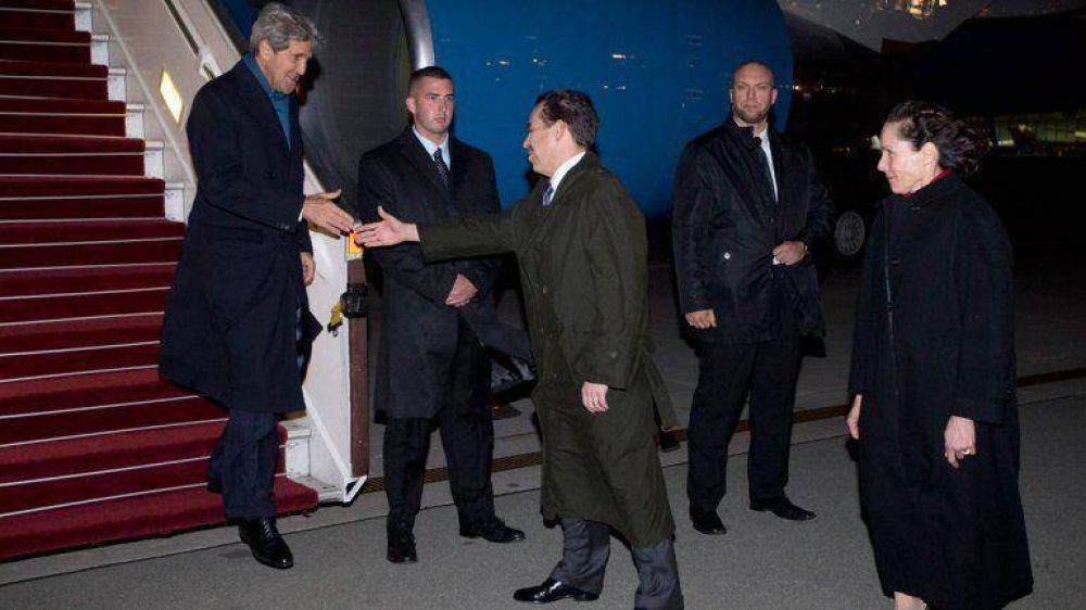 John Kerry lleg� a Polonia para reunirse con el primer ministro