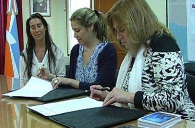 Ushuaia firm� convenio con el Centro Cultural Rojas