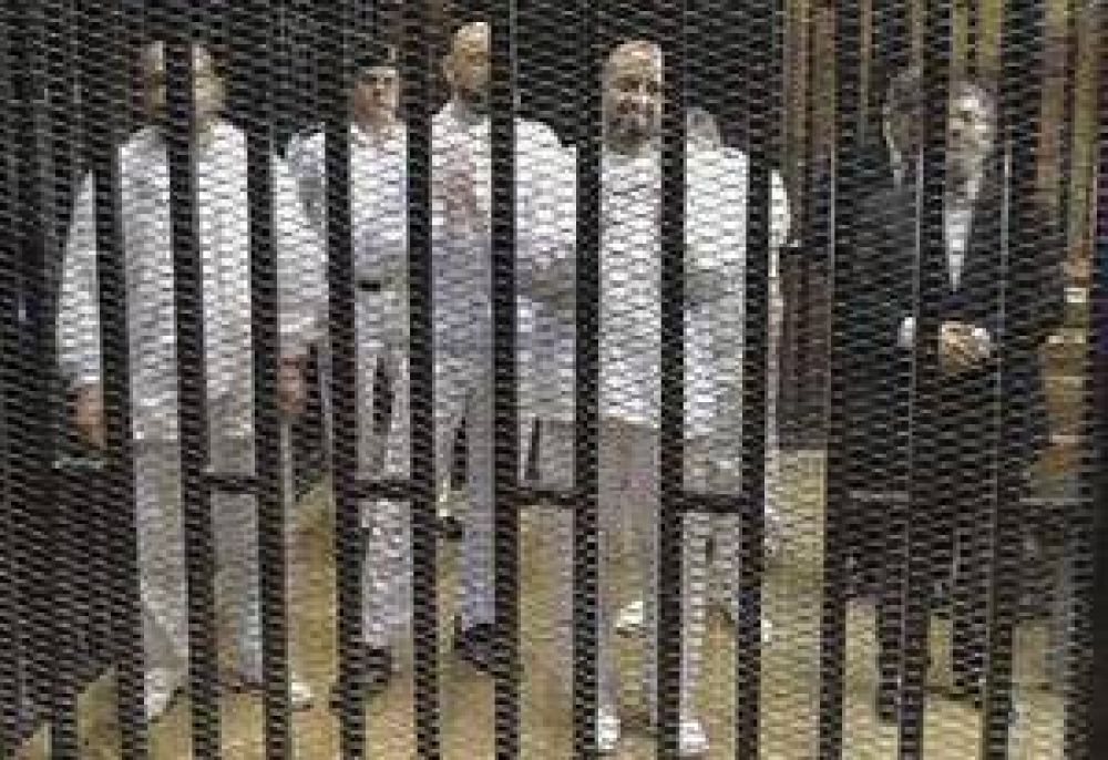 Morsi reapareci� y defendi� su legitimidad ante la justicia