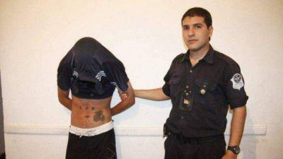 Intent� robar con un arma de juguete y lo molieron a golpes