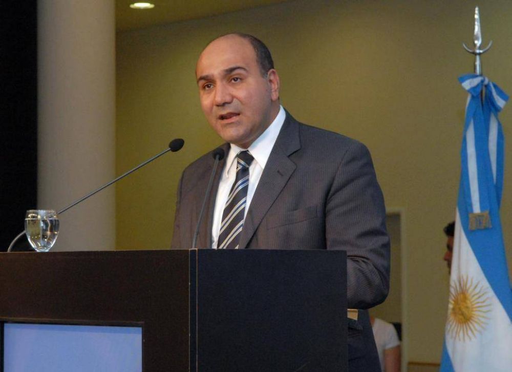 Eval�an si Manzur dimite como vicegobernador