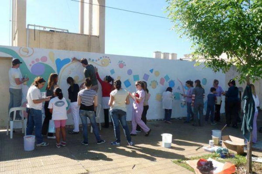 BIOS realiz� la pintura de un mural