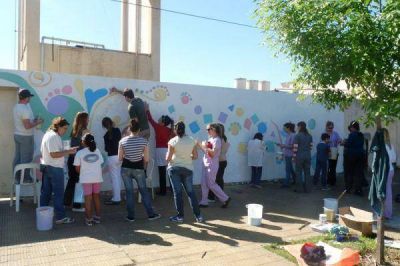 BIOS realiz� la pintura de un mural