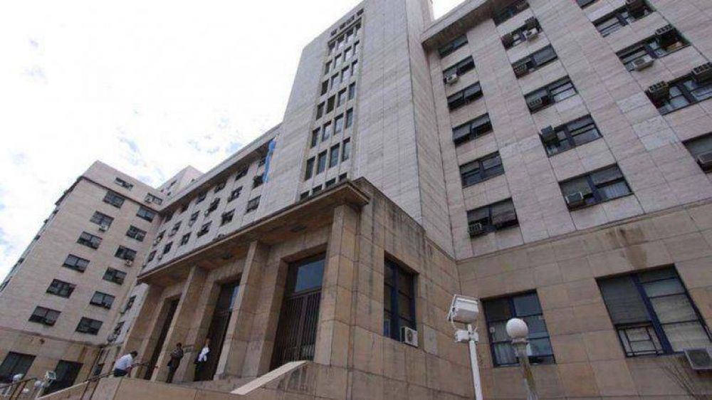 Anularon el procesamiento de m�s de 20 funcionarios de Menem acusados de cobrar sobresueldos