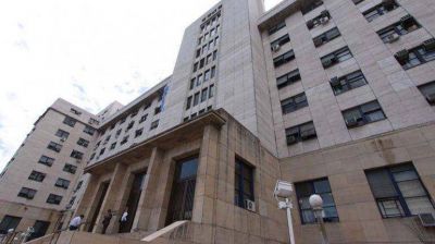 Anularon el procesamiento de m�s de 20 funcionarios de Menem acusados de cobrar sobresueldos