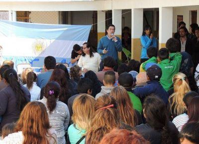 Los Polvorines: Entrega de netbooks de �Conectar Igualdad�