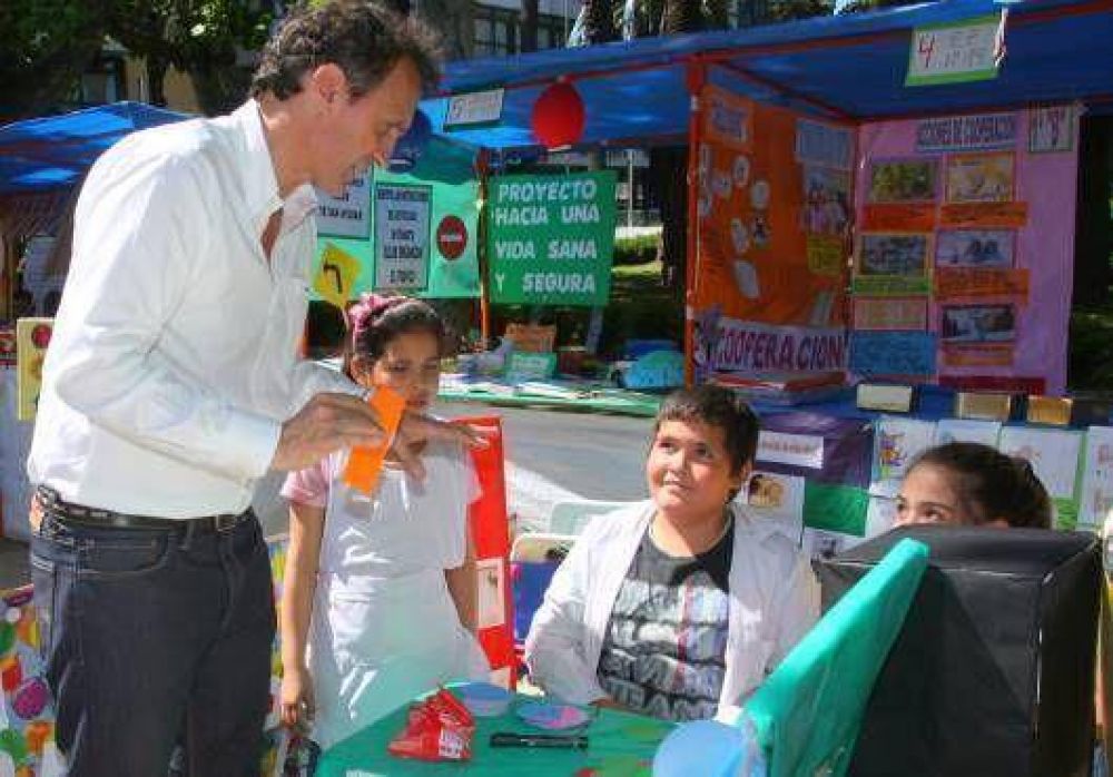 Katopodis acompa�� a los alumnos en la Semana de la Educaci�n