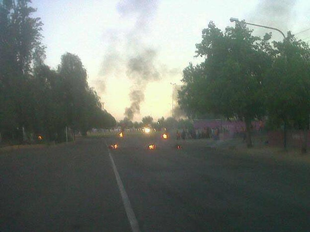 Familias que recolectan basura hicieron un piquete en el Corredor del Oeste