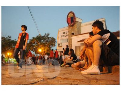 Los socios de Col�n se volvieron a movilizar en la puerta del estadio