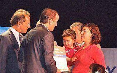 Scioli volvi� a Lomas y entreg� escrituras con Insaurralde