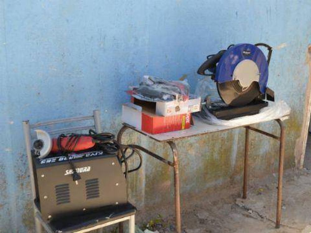 Entrega de herramientas para beneficiarios del programa �Talleres Familiares�