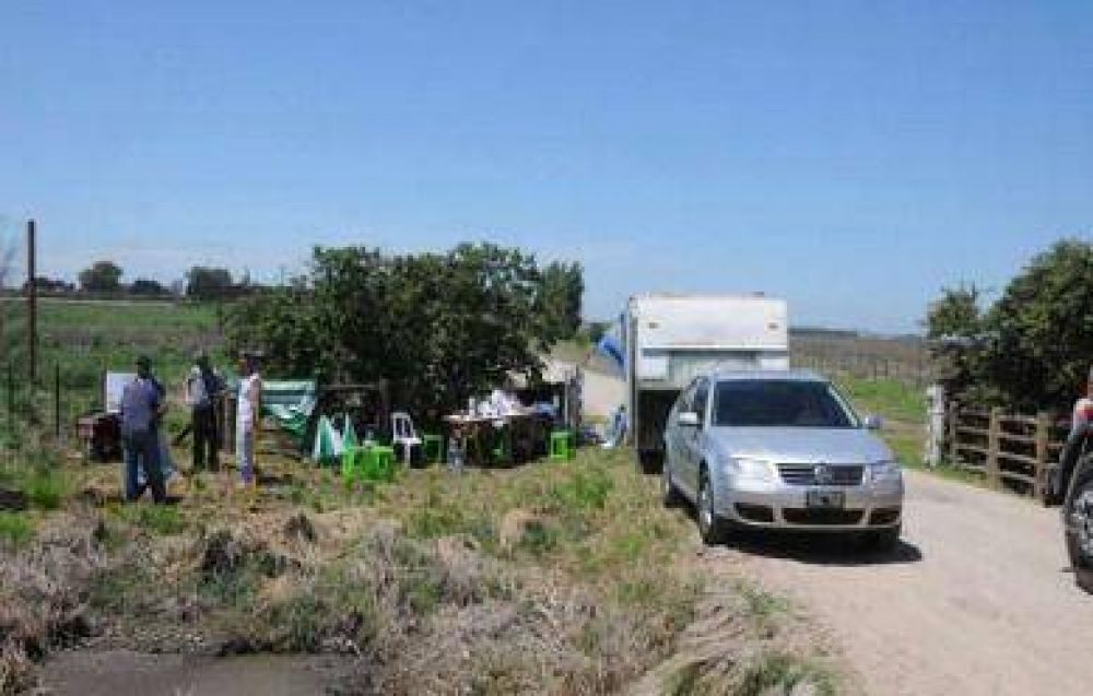 Camioneros bloque� el acceso al feed lot Valle Azucena por reclamos salariales