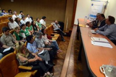Firmenich recibi� a representantes de gremios educativos de todo Chubut