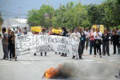 Aseguran contratos para 400 becados de la Administraci�n
