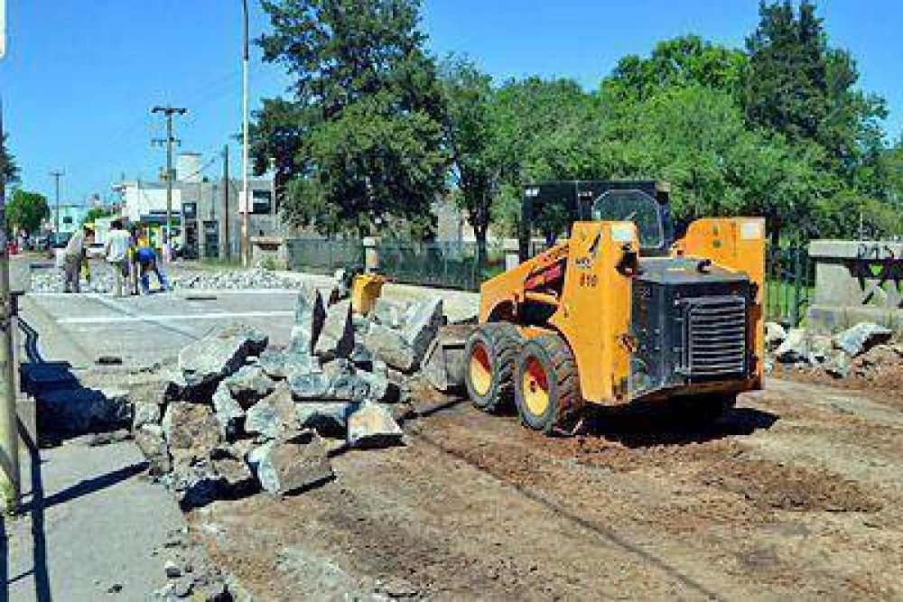 Est�n llev�ndose a cabo obras para reparar el puente que une las avenidas Col�n e Illia