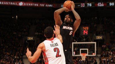 Miami gan� y LeBron James alcanz� otra marca personal
