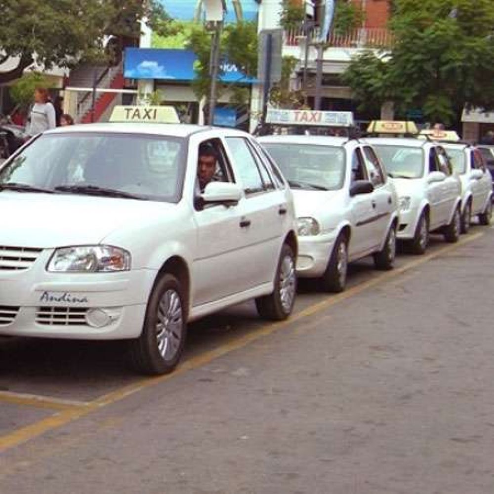 Taxistas piden un aumento del 40 por ciento a la tarifa