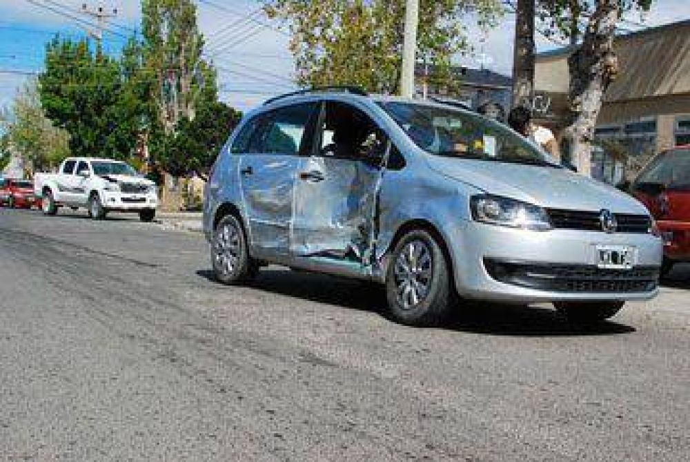 Camioneta se llev� por delante a un auto