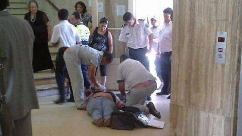Mujer apu�alada llega hasta los Tribunales y se desvanece