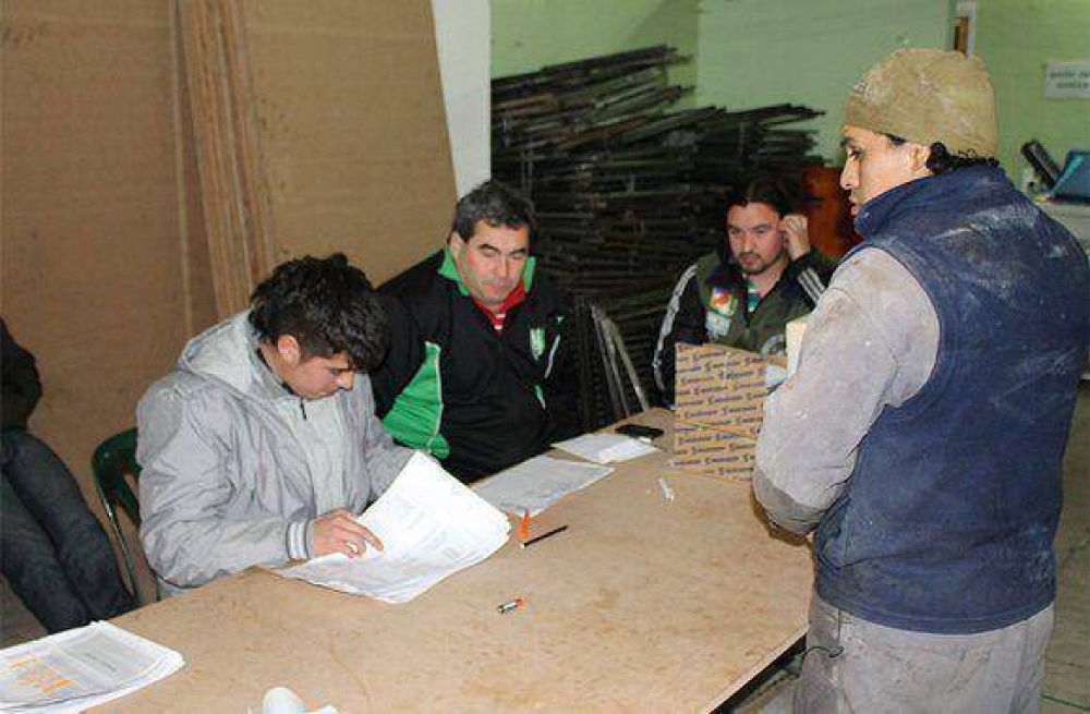 Con el apoyo de los afiliados, Vel�zquez renov� su mandato en Camioneros