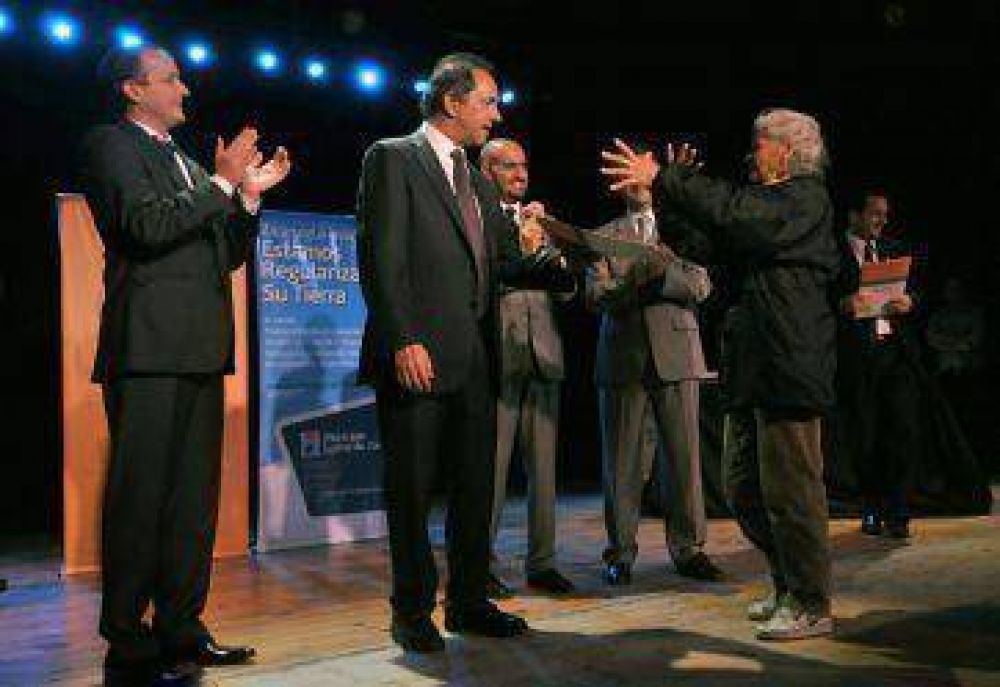 Mientras suena como ministro, Scioli lo mima