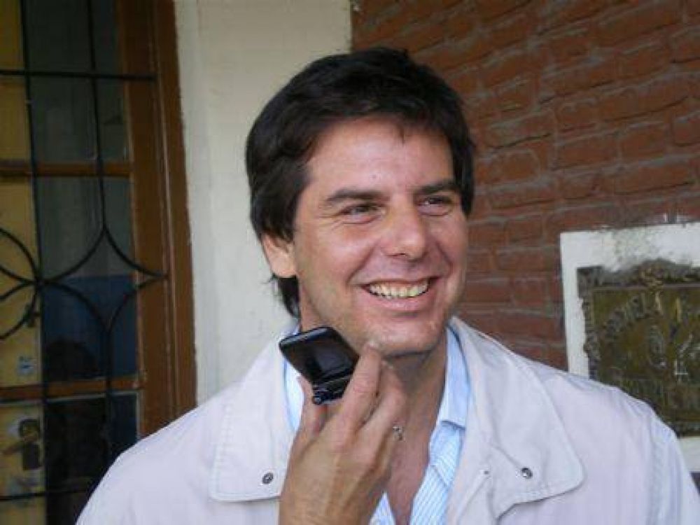 Mientras descansa en la playa, Gonzalo Atanasof prepara su desembarco en provincia