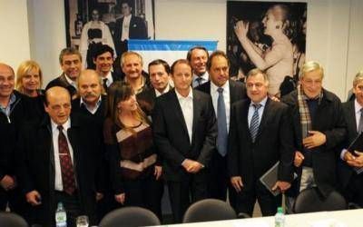 Scioli re�ne a intendentes y legisladores kirchneristas buscando demostrar fuerza tras la derrota electoral