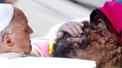 Conmovedor abrazo de Francisco a una persona enferma