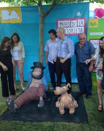 Inauguraron una escultura de Di�genes y el Linyera en Puerto Madero