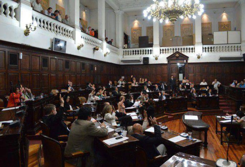Con cambios en los plazos, Diputados aprob� el proyecto para mejorar la seguridad en los taxis