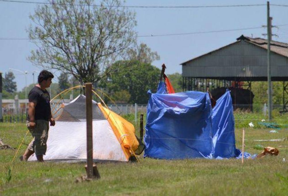 La toma de terrenos del ferrocarril contin�a y los sin techo piden una soluci�n al reclamo