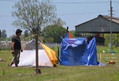 La toma de terrenos del ferrocarril contin�a y los sin techo piden una soluci�n al reclamo