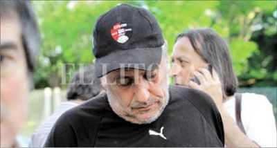 Complica a Rub�n Moncagatta su relaci�n con la barra brava