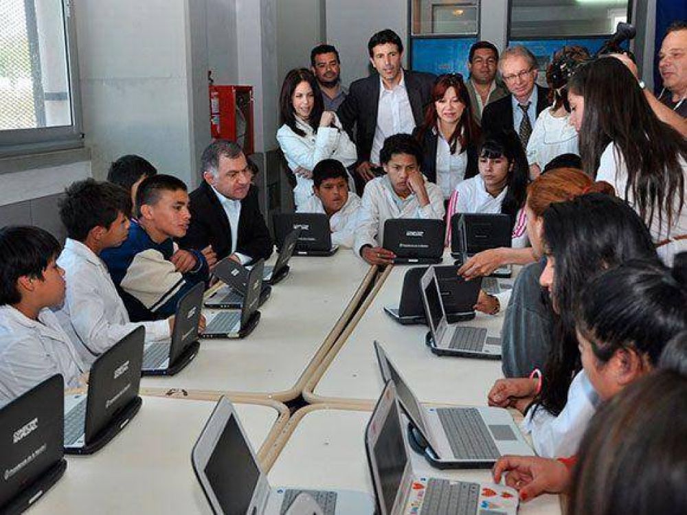 M�s de 40 mil netbooks entregadas a alumnos y docentes de Varela