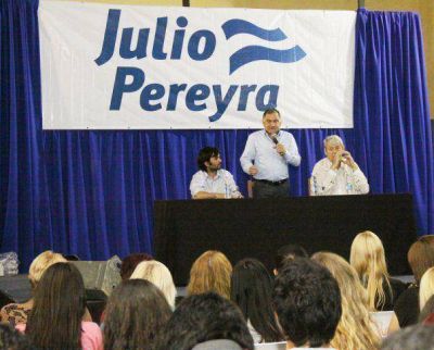 Tras la derrota, un abrumado Julio Pereyra intenta contener a la tropa en Florencio Varela 